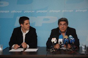 ´Los ediles del PP Daniel Pérez y Pedro Hernández, en rueda de prensa (Foto: Ricardo Miguel Peña)